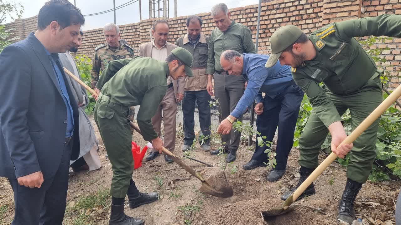 کاشت نهال  در اردبیل بمناسبت گرامیداشت روز سرباز